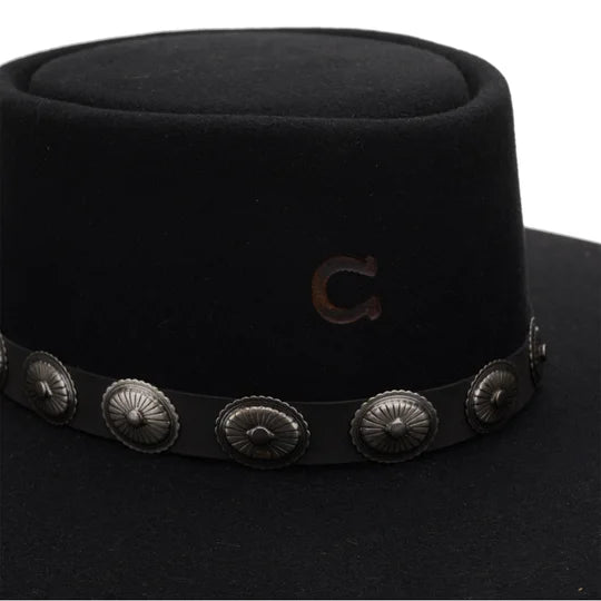 4" gambler crown features a concho headband that will surely stand out, with an authentic fire branded "C" to flaunt the Charlie1Horse brand CHARLIE 1 HORSE HIGH DESERT- BLACK