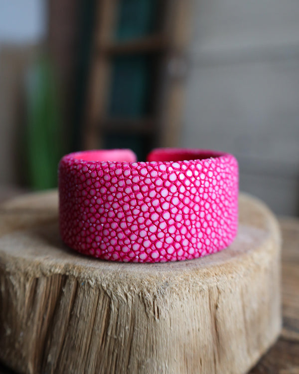 30mm STINGRAY FLAT CUFF- RASPBERRY