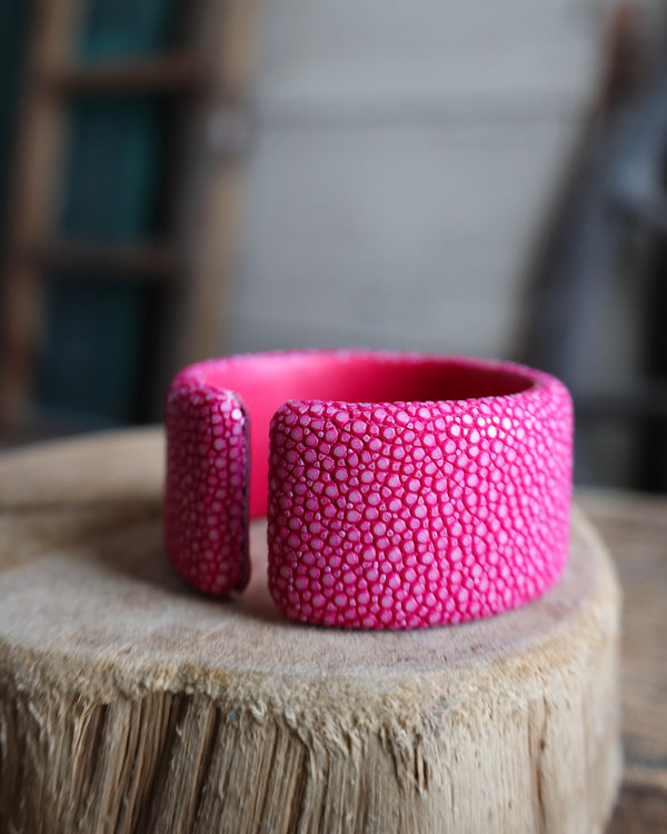 30mm STINGRAY FLAT CUFF- RASPBERRY