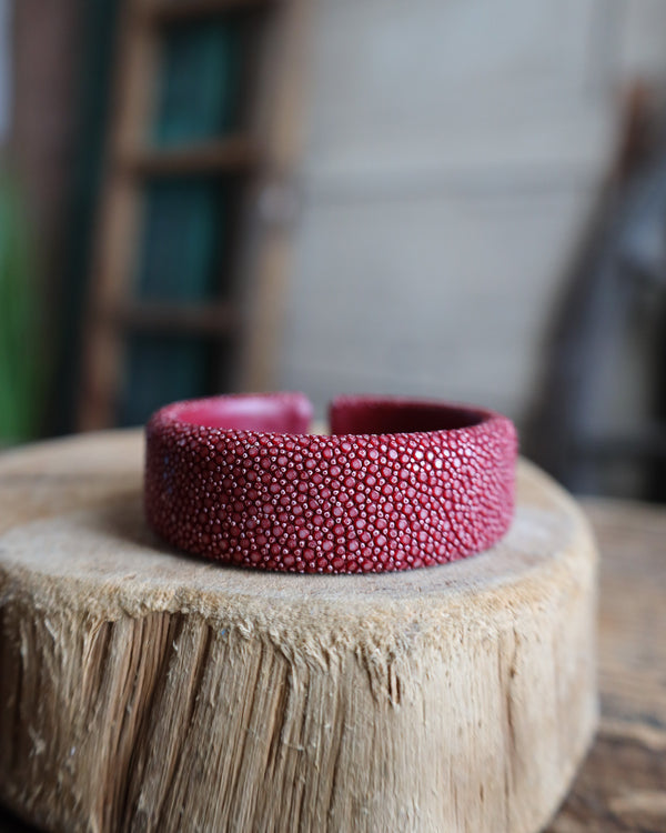 20mm STINGRAY FLAT CUFF- MAROON 