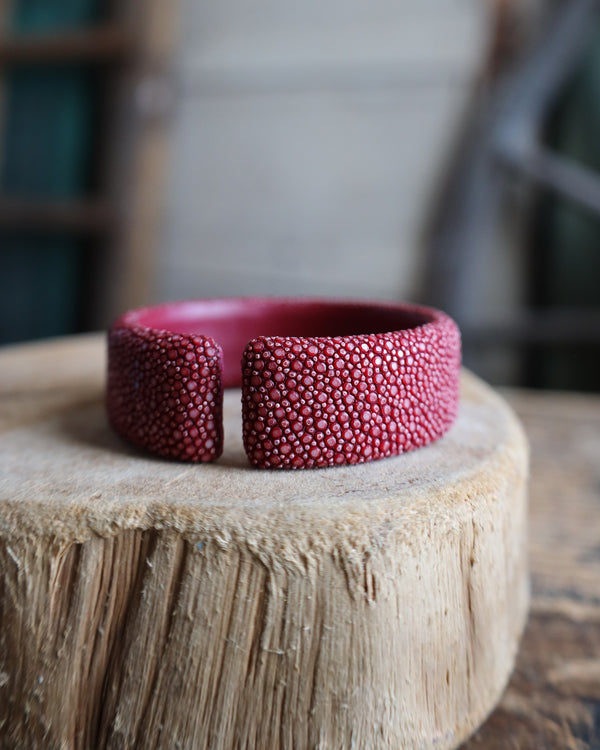 20mm STINGRAY FLAT CUFF- MAROON 