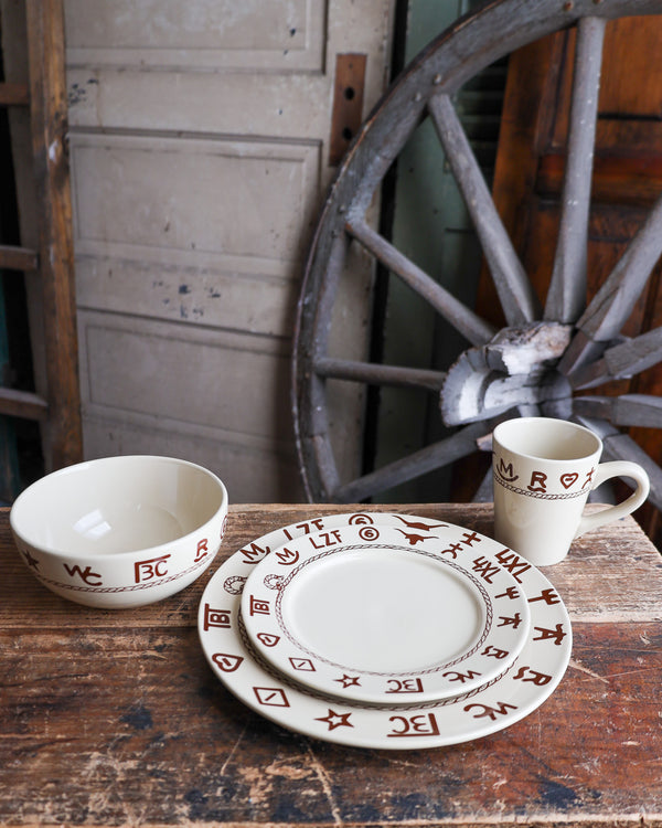 WEST CREATIONS BRANDED 16 PIECE DINNERWARE SET 