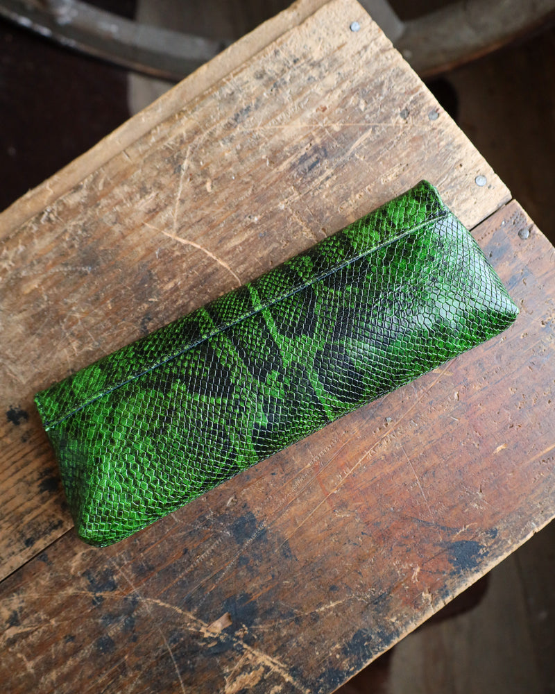 KIM WHITE BAGUETTE LEATHER CLUTCH- GREEN SNAKE 