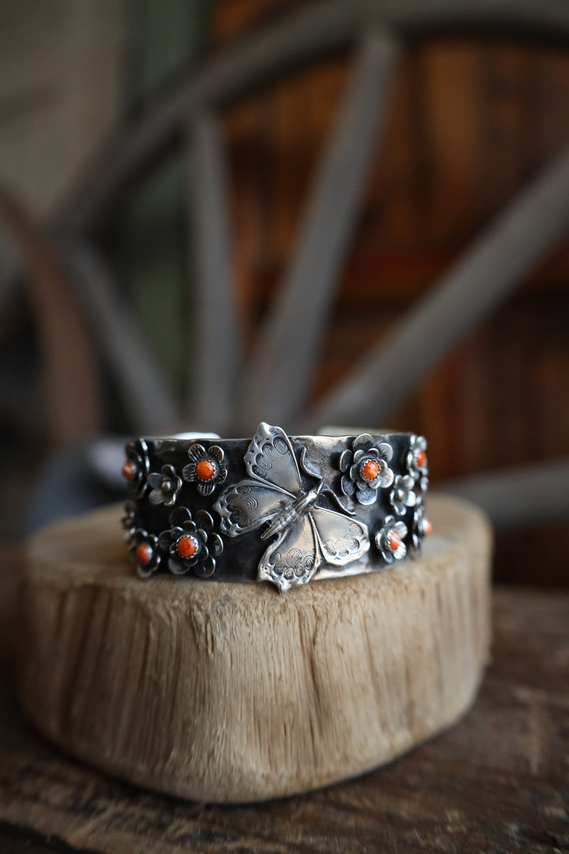 Richard Schmidt Butterfly 8 Spiny Oyster Dots Flower Cuff