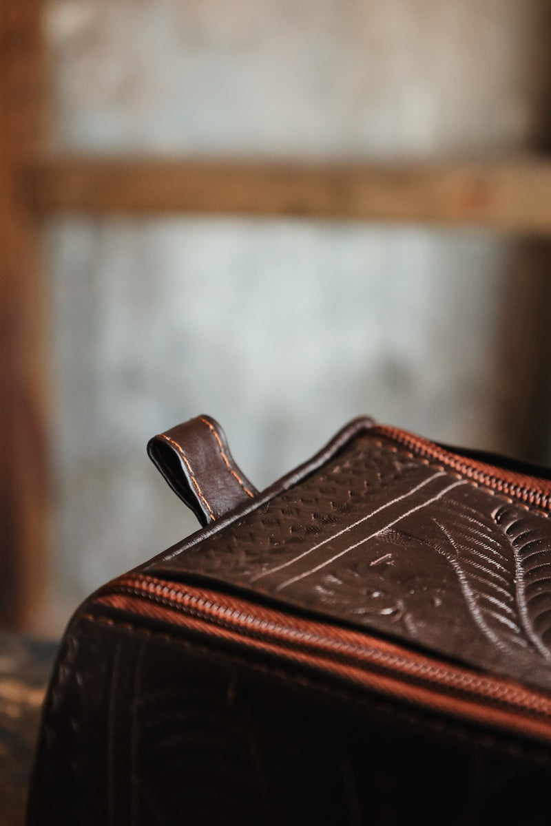 CARLUCCI LEATHER BROWN TOOLED SHAVE KIT 