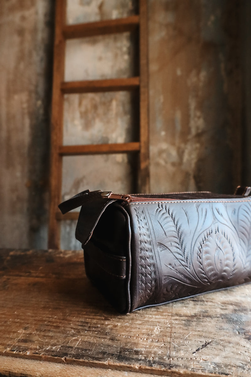 CARLUCCI LEATHER BROWN TOOLED SHAVE KIT 