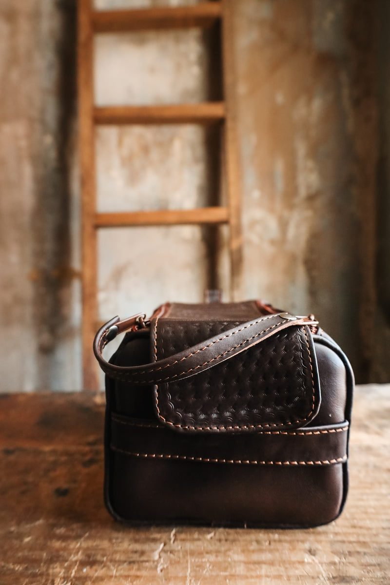 CARLUCCI LEATHER BROWN TOOLED SHAVE KIT 