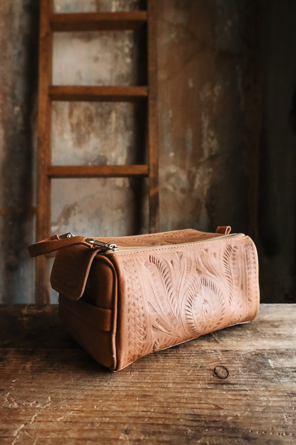 CARLUCCI LEATHER NATURAL TOOLED SHAVE KIT