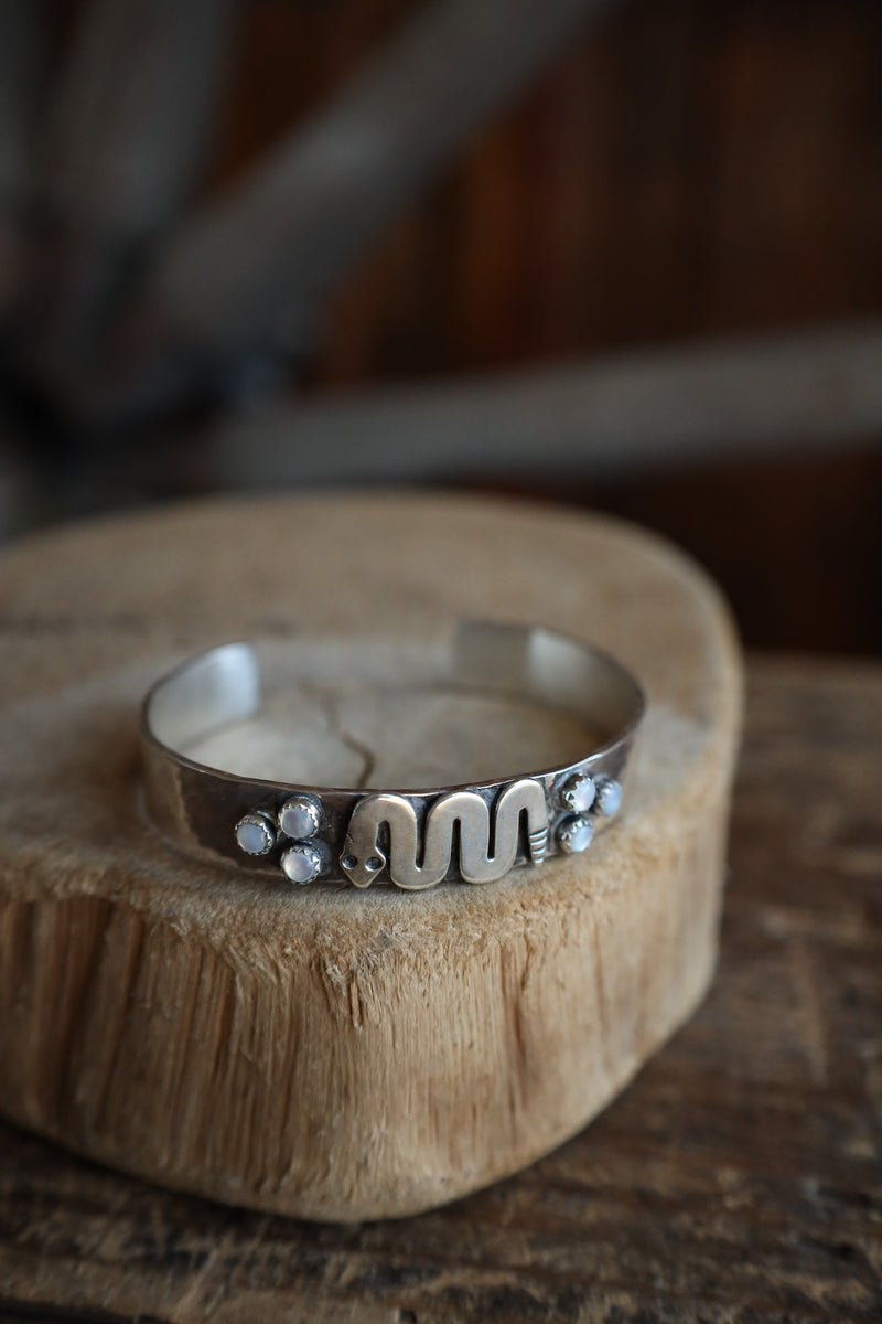 Richard Schmidt Flat Snake 6 Mother Of Pearl Cluster 10MM Cuff