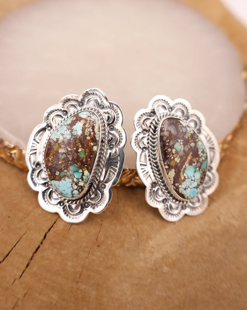 TURQUOISE AND BROWN SCALLOP FRAME POST EARRING 