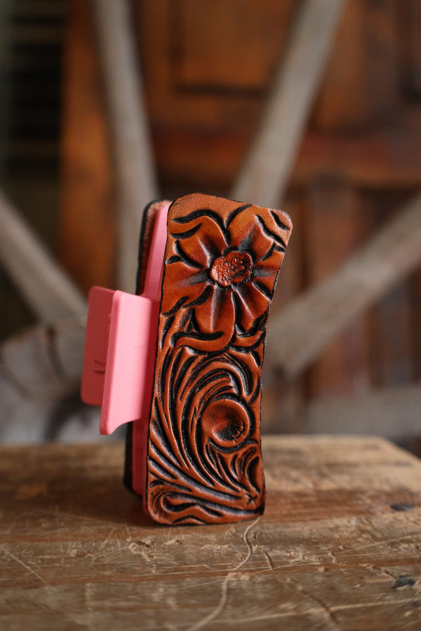 Tooled claw clip 