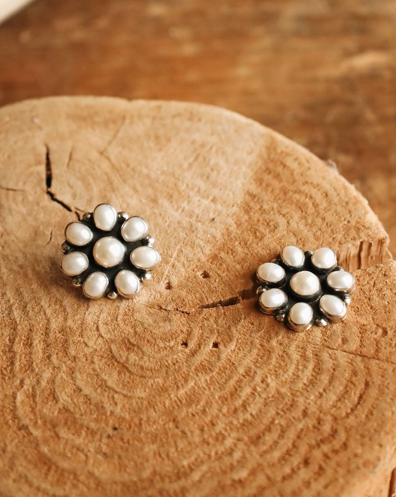 FRESHWATER PEARLS FLOWER POST EARRING 