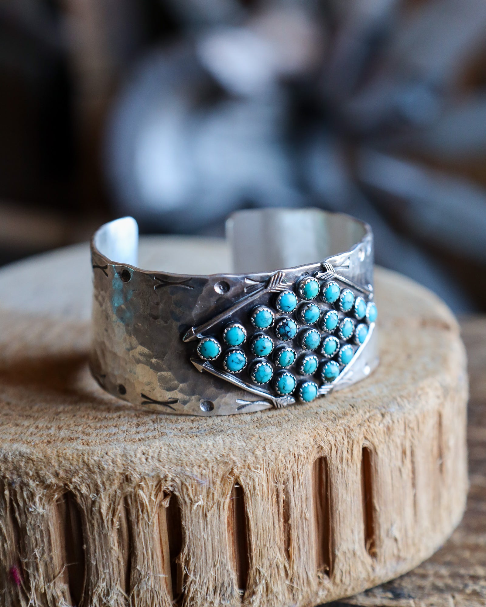 Richard Schmidt 25 Turquoise Dots 4 Arrows 1