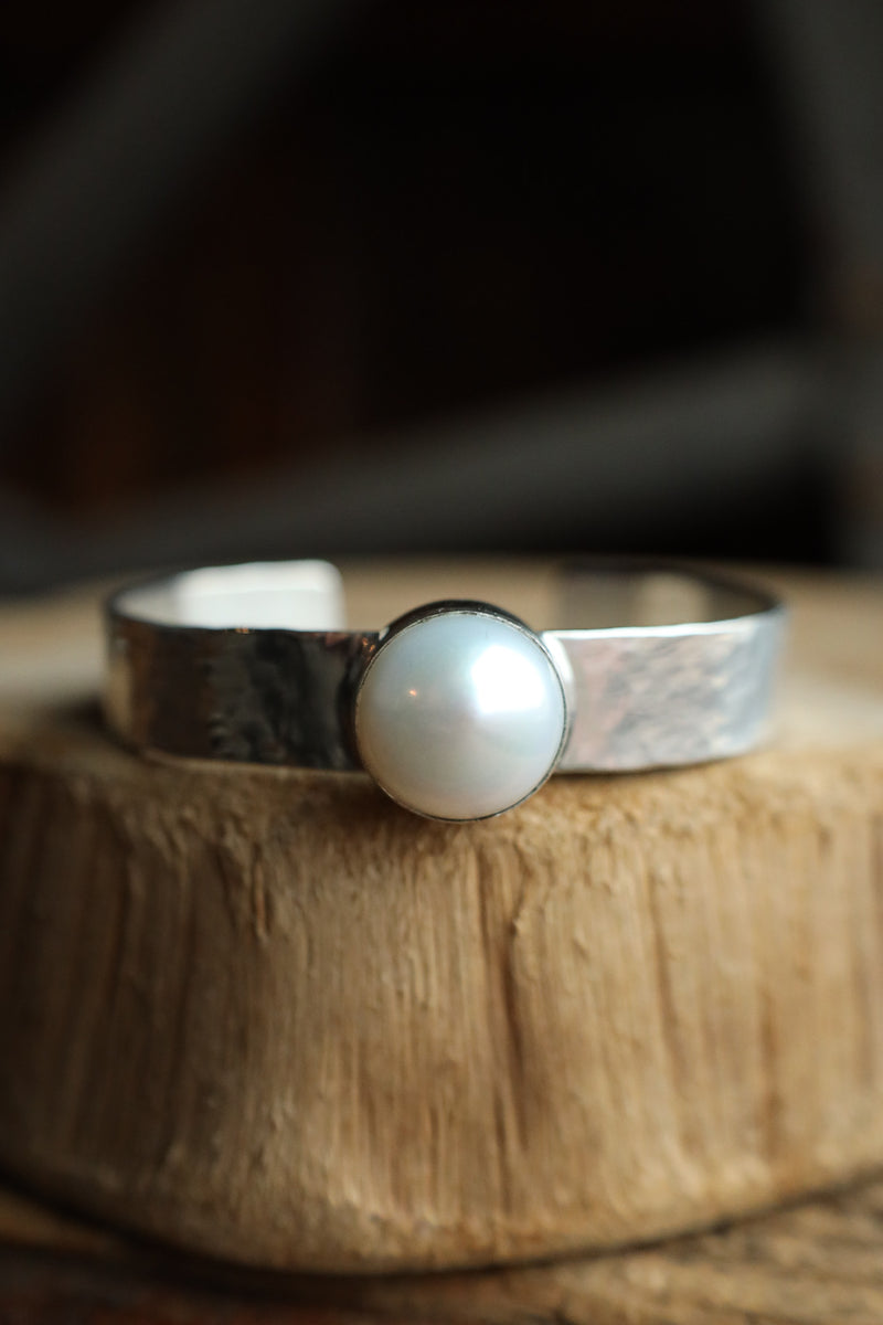 Richard Schmidt 1 Freshwater Pearl Oversized Standout 10MM Cuff