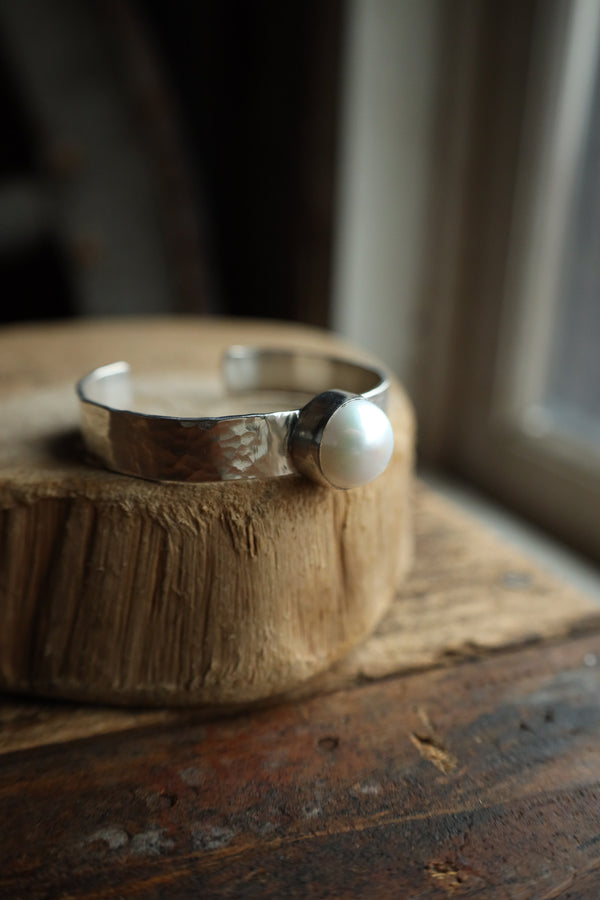 Richard Schmidt 1 Freshwater Pearl Oversized Standout 10MM Cuff