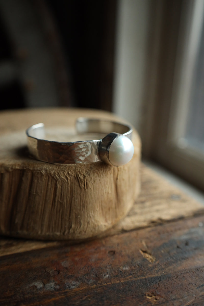 Richard Schmidt 1 Freshwater Pearl Oversized Standout 10MM Cuff