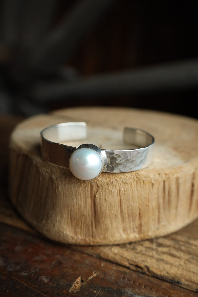 Richard Schmidt 1 Freshwater Pearl Oversized Standout 10MM Cuff