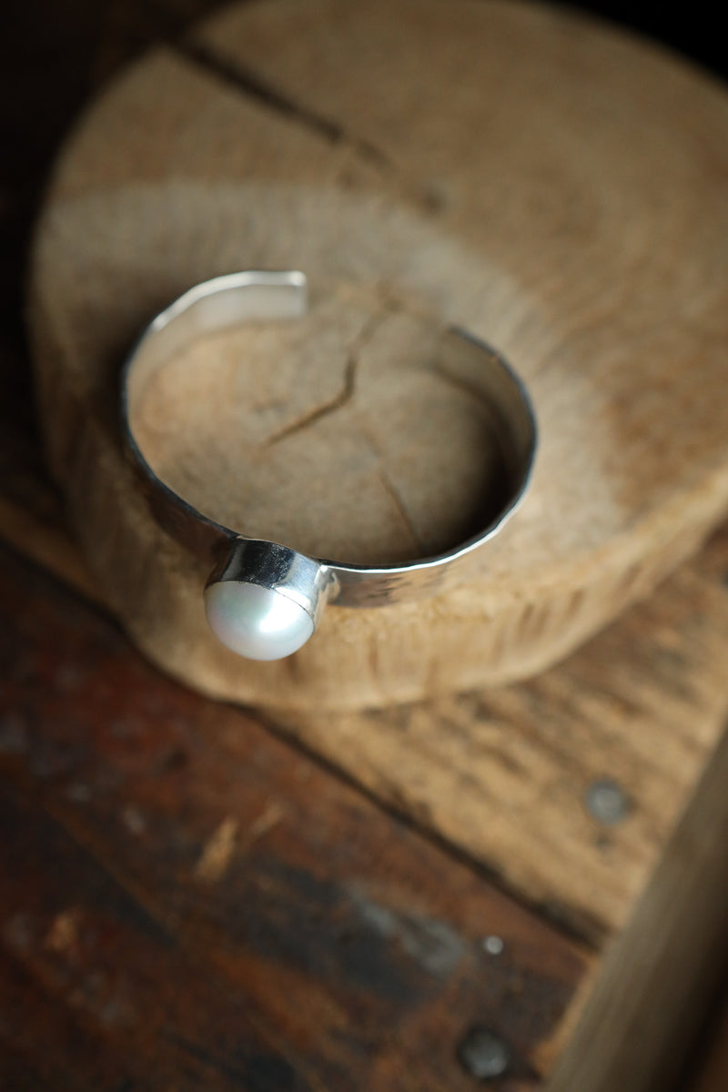 Richard Schmidt 1 Freshwater Pearl Oversized Standout 10MM Cuff