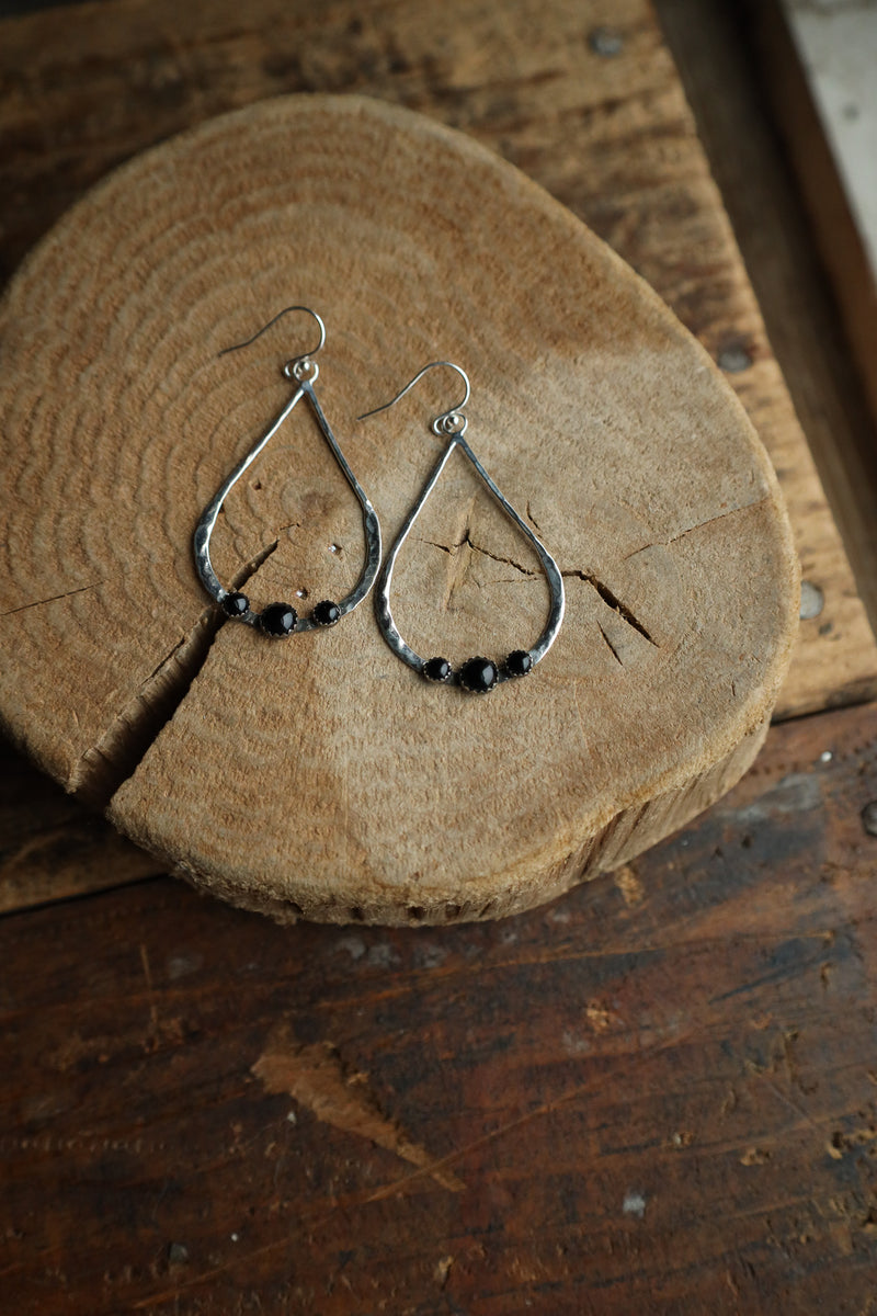 Richard Schmidt Open Teardrop 1 Onyx Round 2 Dot Earring