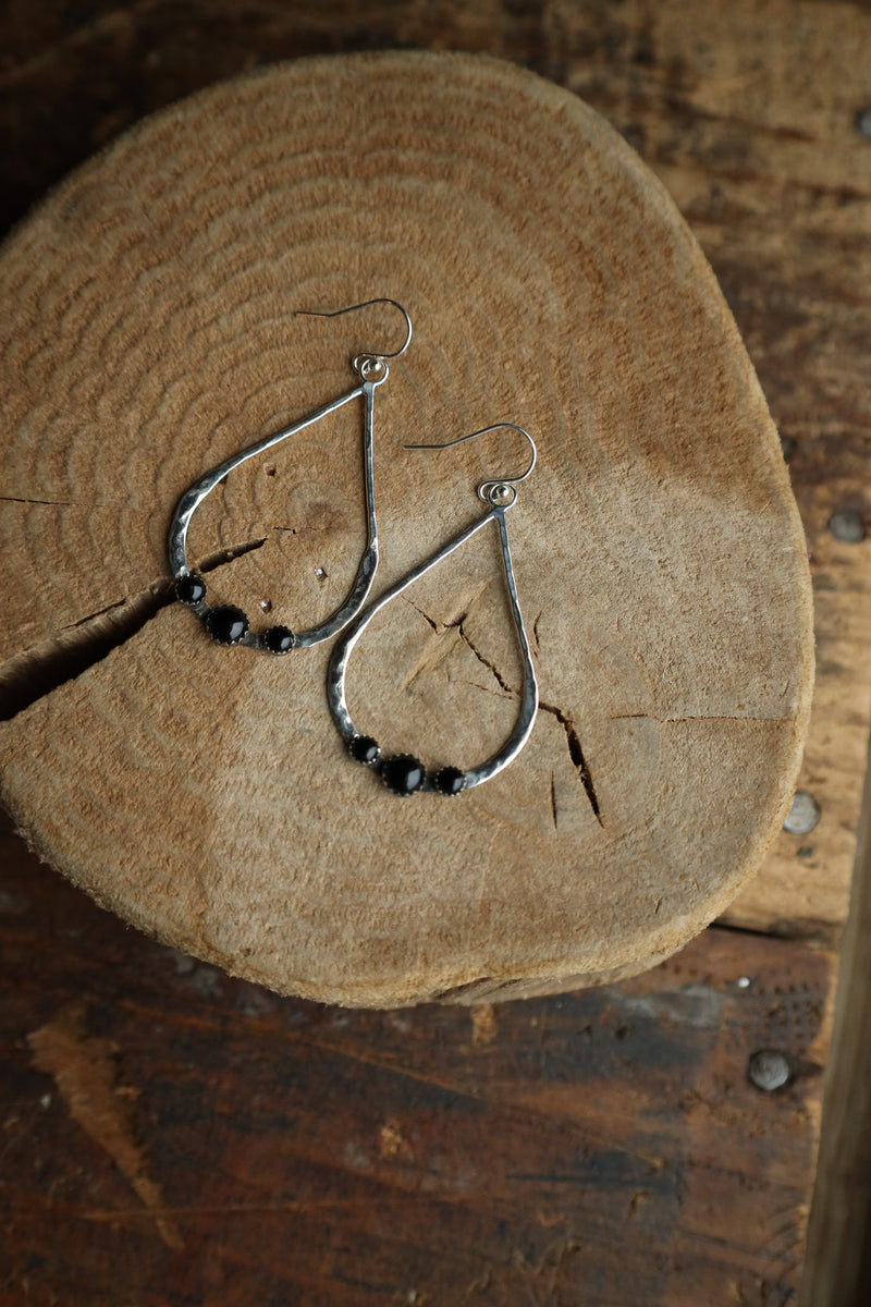 Richard Schmidt Open Teardrop 1 Onyx Round 2 Dot Earring