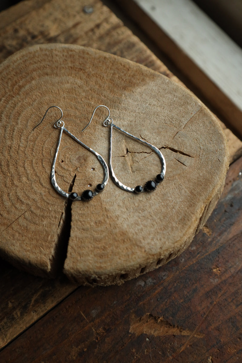 Richard Schmidt Open Teardrop 1 Onyx Round 2 Dot Earring