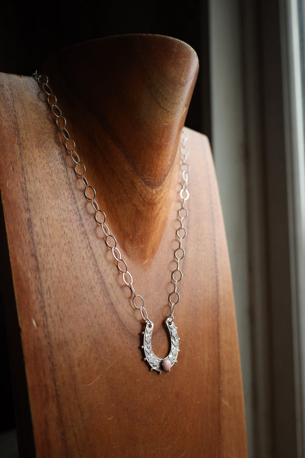 Richard Schmidt Horseshoe 1 Pink Conch Round Necklace