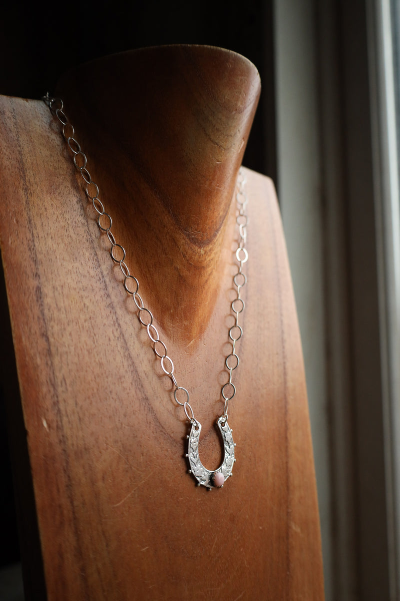 Richard Schmidt Horseshoe 1 Pink Conch Round Necklace