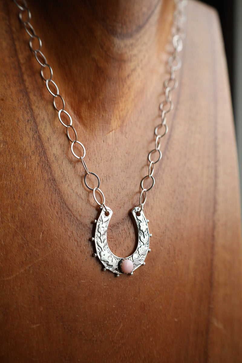 Richard Schmidt Horseshoe 1 Pink Conch Round Necklace