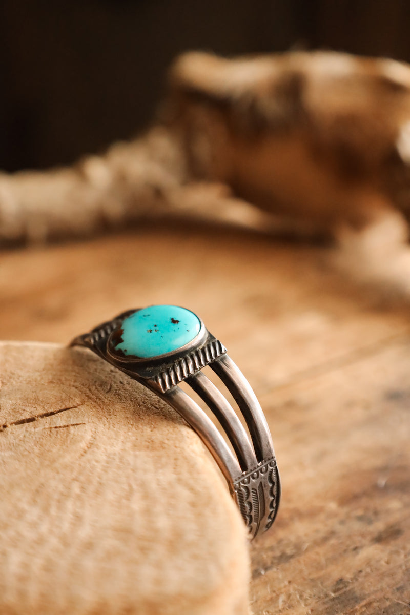 TURQUOISE AND BROWN 2 ARROWS STAMPED CUFF