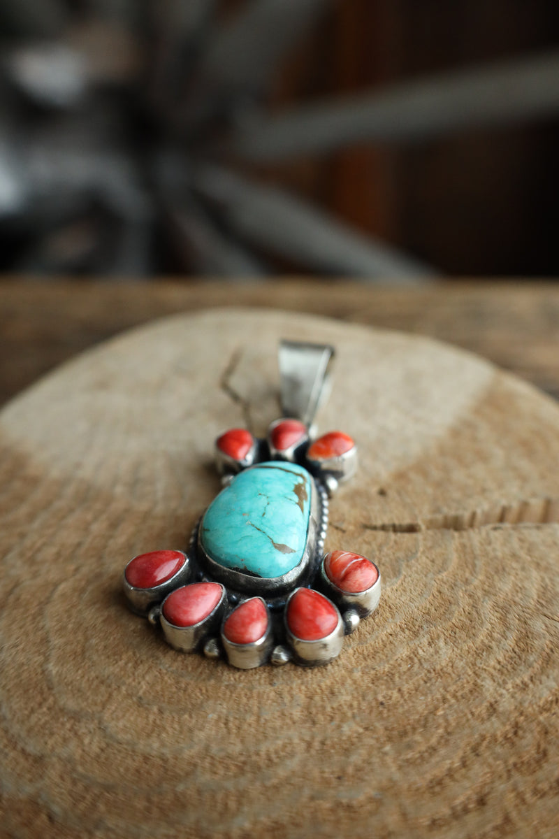 7 Spiny Oyster With 1 Large Turquoise By Shells Pendant
