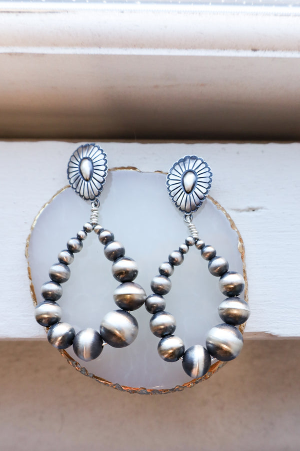 GRADUATED NAVAJO PEARLS WITH CONCHO POST EARRING