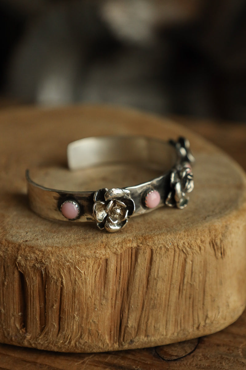 Richard Schmidt 4 Pink Conch Rounds 3 Flowers 10MM Cuff 