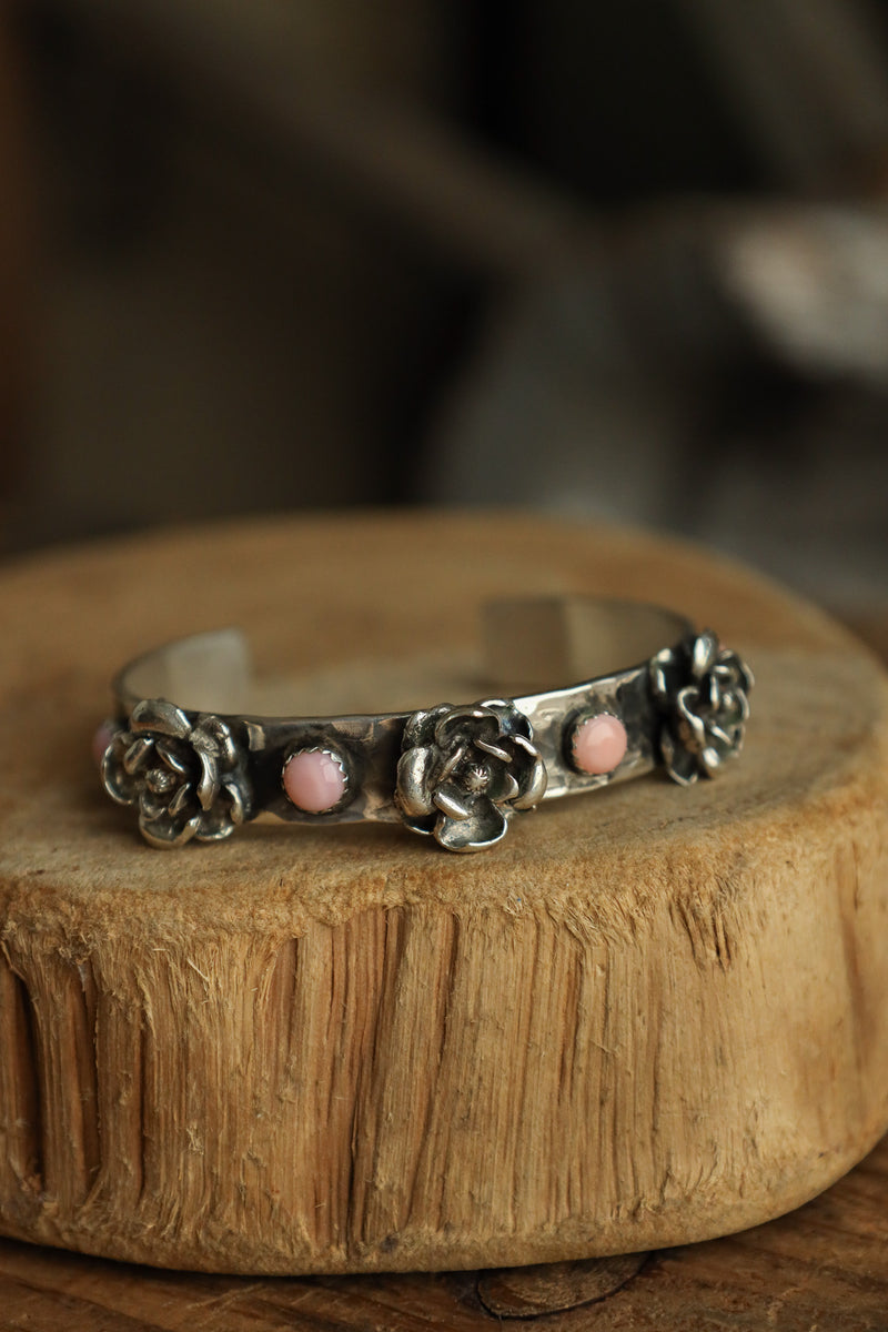 Richard Schmidt 4 Pink Conch Rounds 3 Flowers 10MM Cuff 