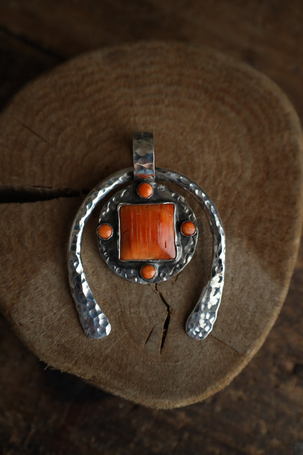 Richard Schmidt Large Naja Spiny Oyster Square 4 Rounds Pendant