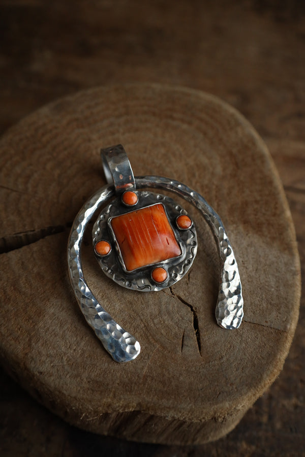 Richard Schmidt Large Naja Spiny Oyster Square 4 Rounds Pendant