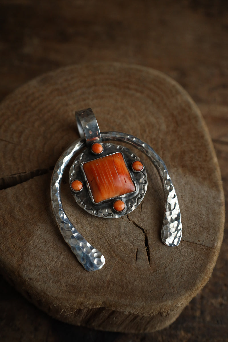 Richard Schmidt Large Naja Spiny Oyster Square 4 Rounds Pendant