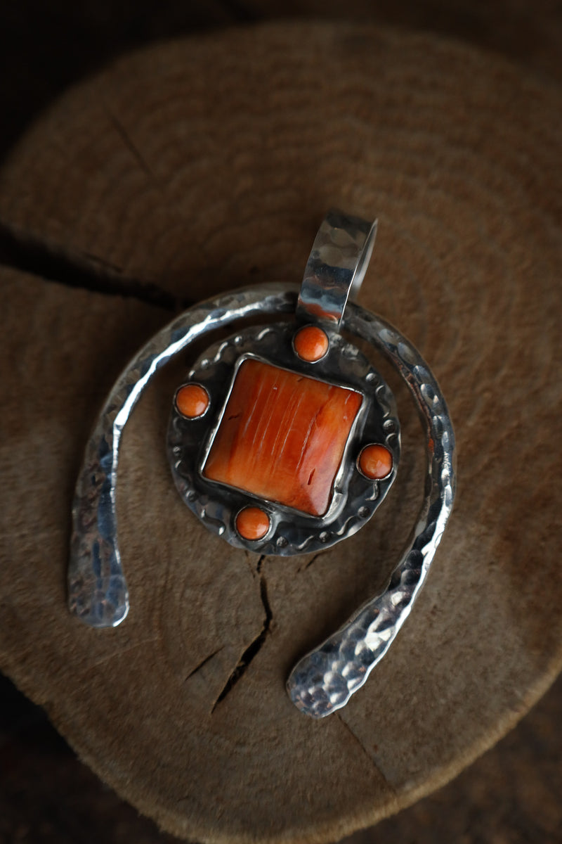 Richard Schmidt Large Naja Spiny Oyster Square 4 Rounds Pendant