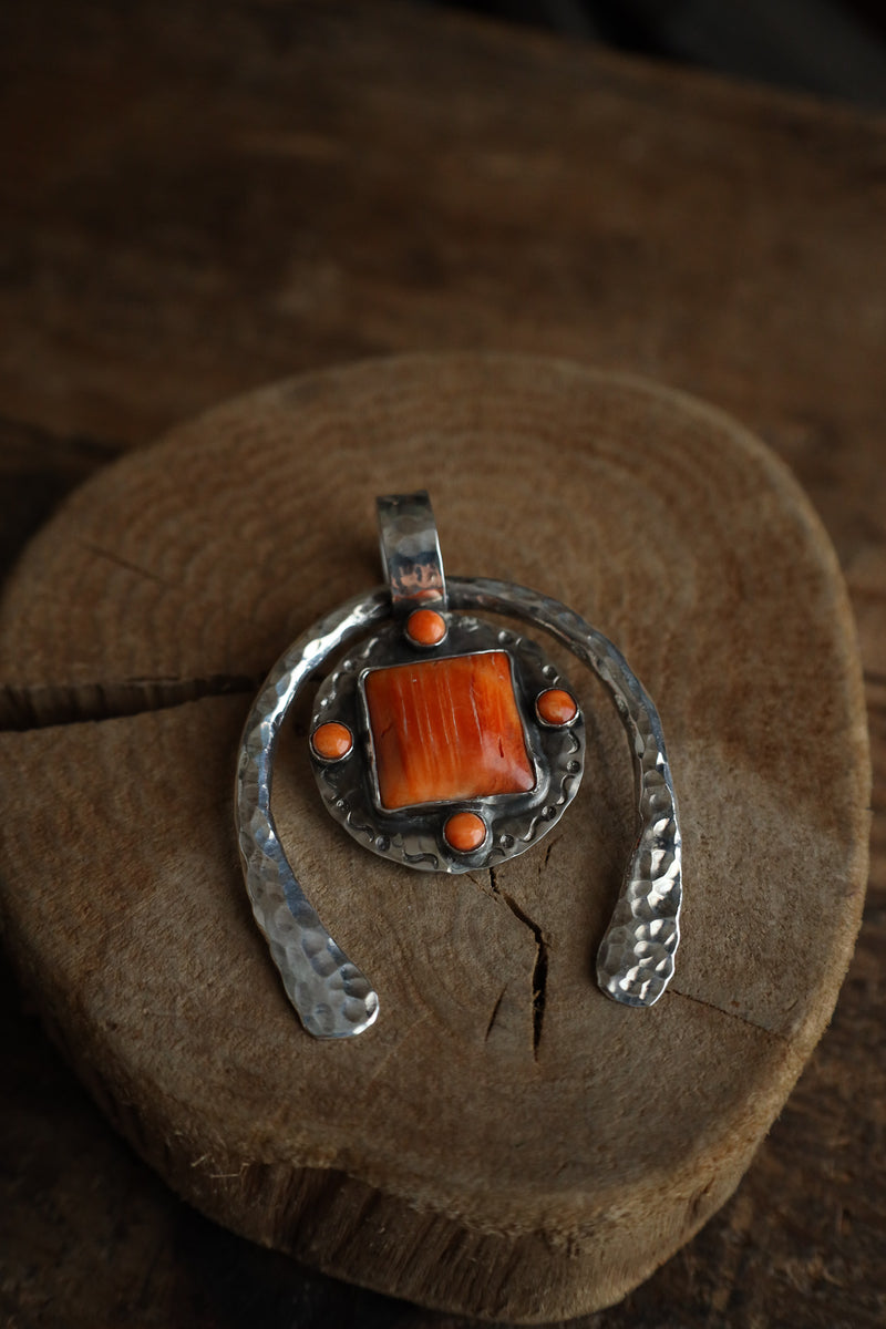 Richard Schmidt Large Naja Spiny Oyster Square 4 Rounds Pendant