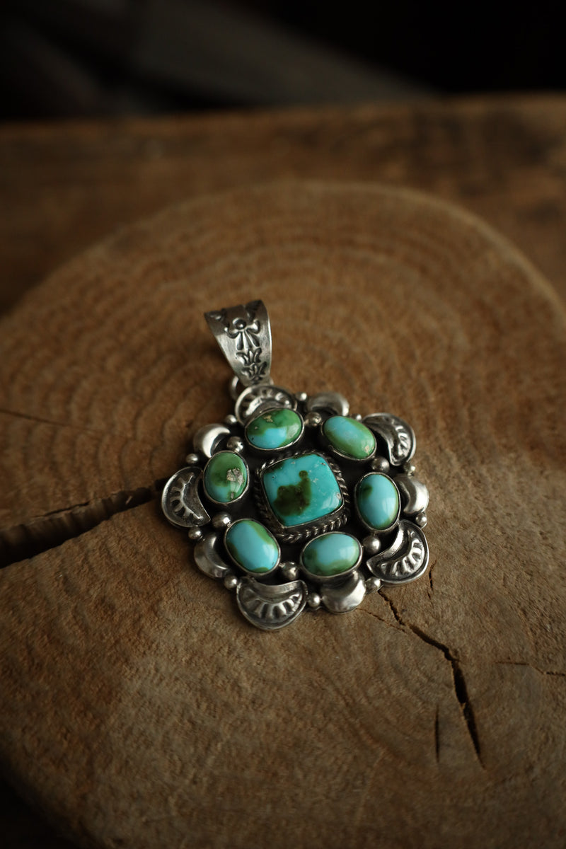 Turquoise Cluster Square Center Scallops Pendant 