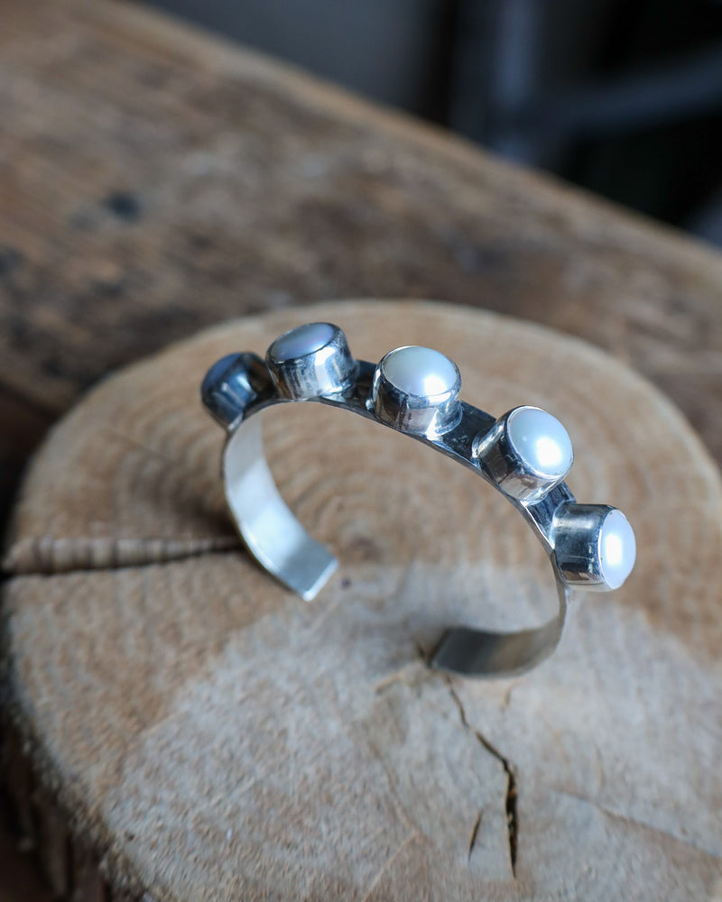 RICHARD SCHMIDT 5 STANDOUT FRESH WATER PEARL 10MM CUFF 