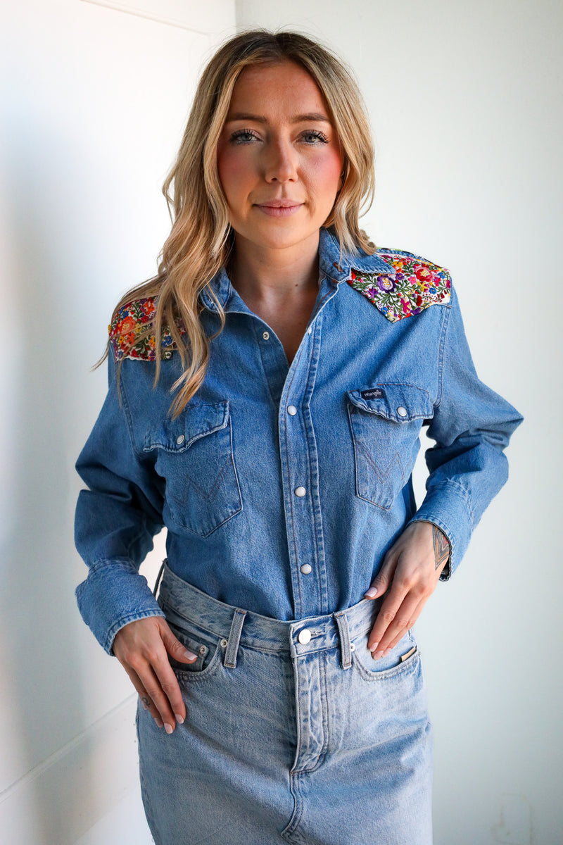 Totem White Snap Rodeo Floral Wrangler Blouse