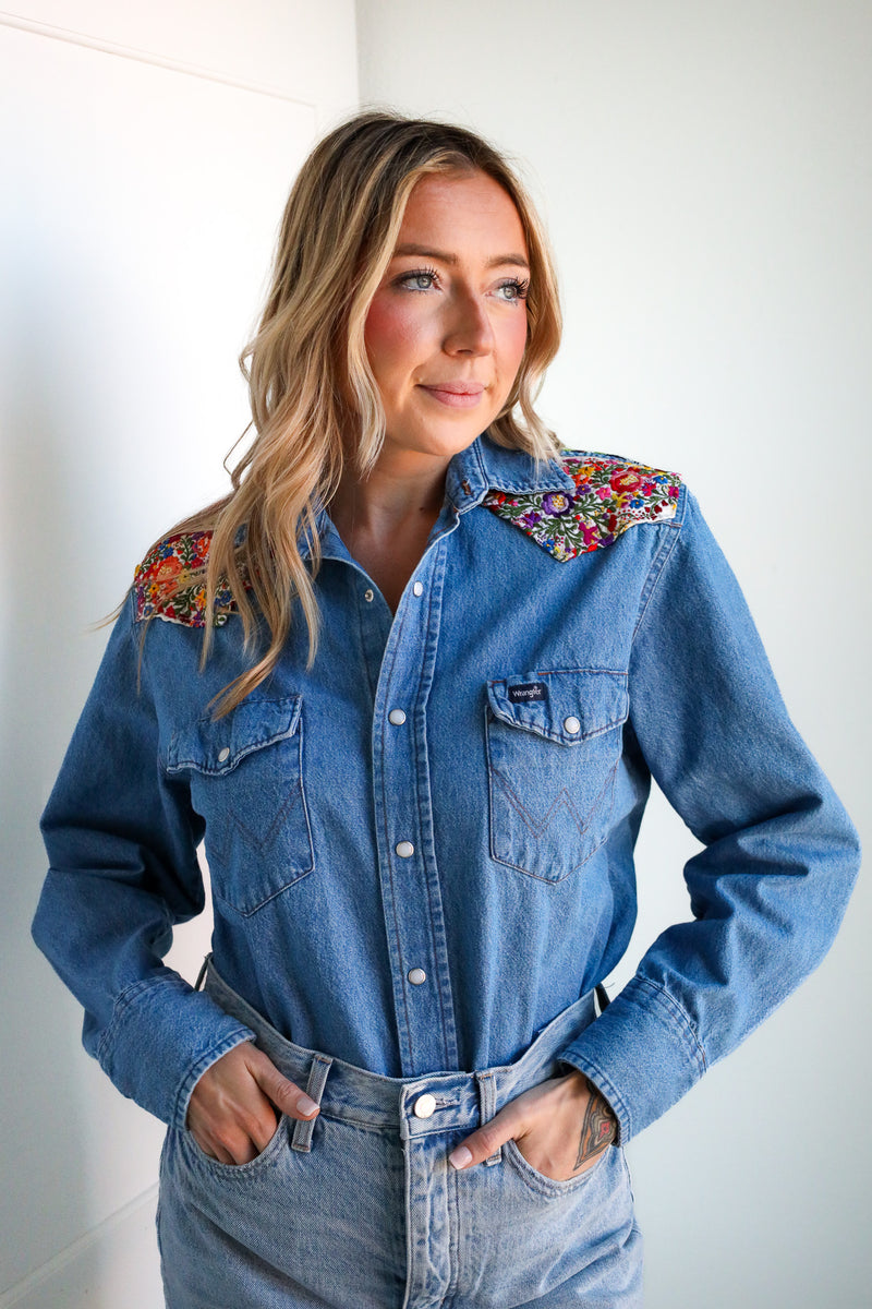 Totem White Snap Rodeo Floral Wrangler Blouse