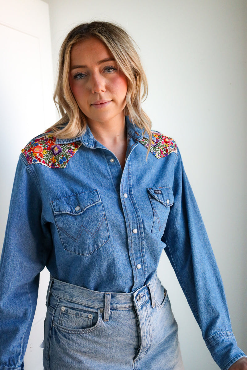 Totem White Snap Rodeo Floral Wrangler Blouse