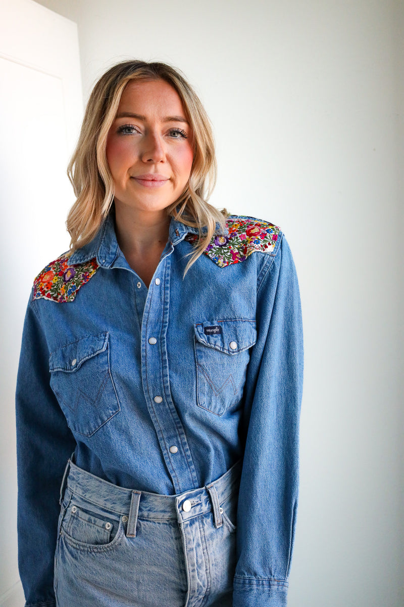 Totem White Snap Rodeo Floral Wrangler Blouse