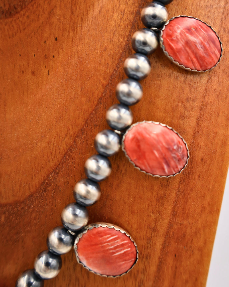 RICHARD SCHMIDT GUADALUPE AND SPINY OYSTER OVALS ON NAVAJO PEARLS NECKLACE