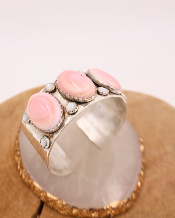 RICHARD SCHMIDT 3 CONCH OVALS AND 8 MOTHER OF PEARL ROUNDS CUFF