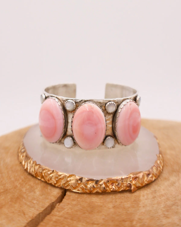 RICHARD SCHMIDT 3 CONCH OVALS AND 8 MOTHER OF PEARL ROUNDS CUFF