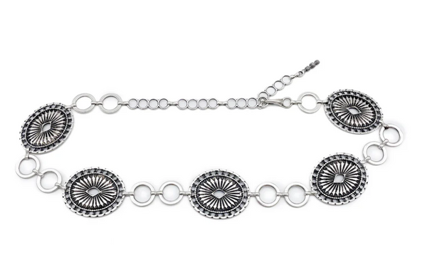 Chain belt in silver with modern looking conchos with adjustable closure 