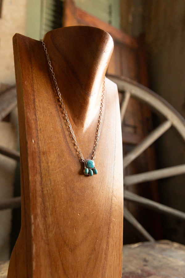 4 Small Turquoise Oval Clusters Shiny Necklace