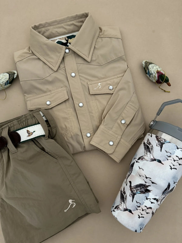 Beige jacket and pants with a patterned bag on a beige background